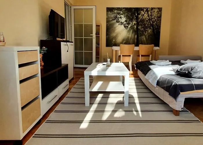 Between Parks - King Bed - Central - Football Field