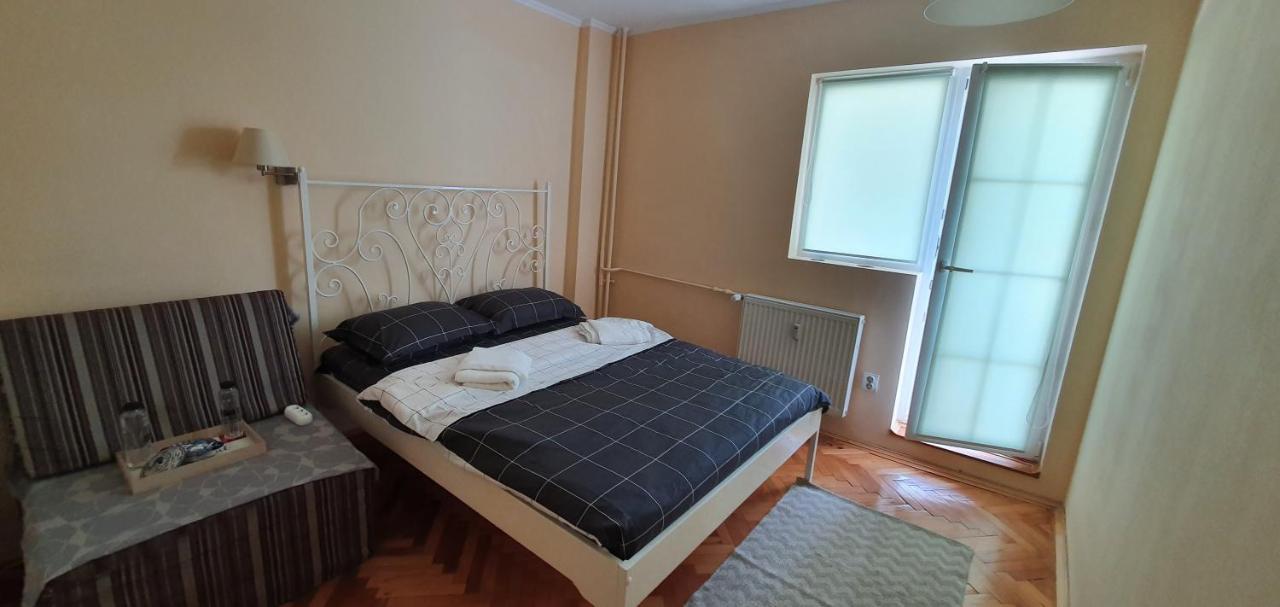 Between Parks - King Bed - - Football Field