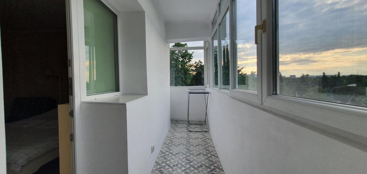 Between Parks - King Bed - - Football Field Apartment