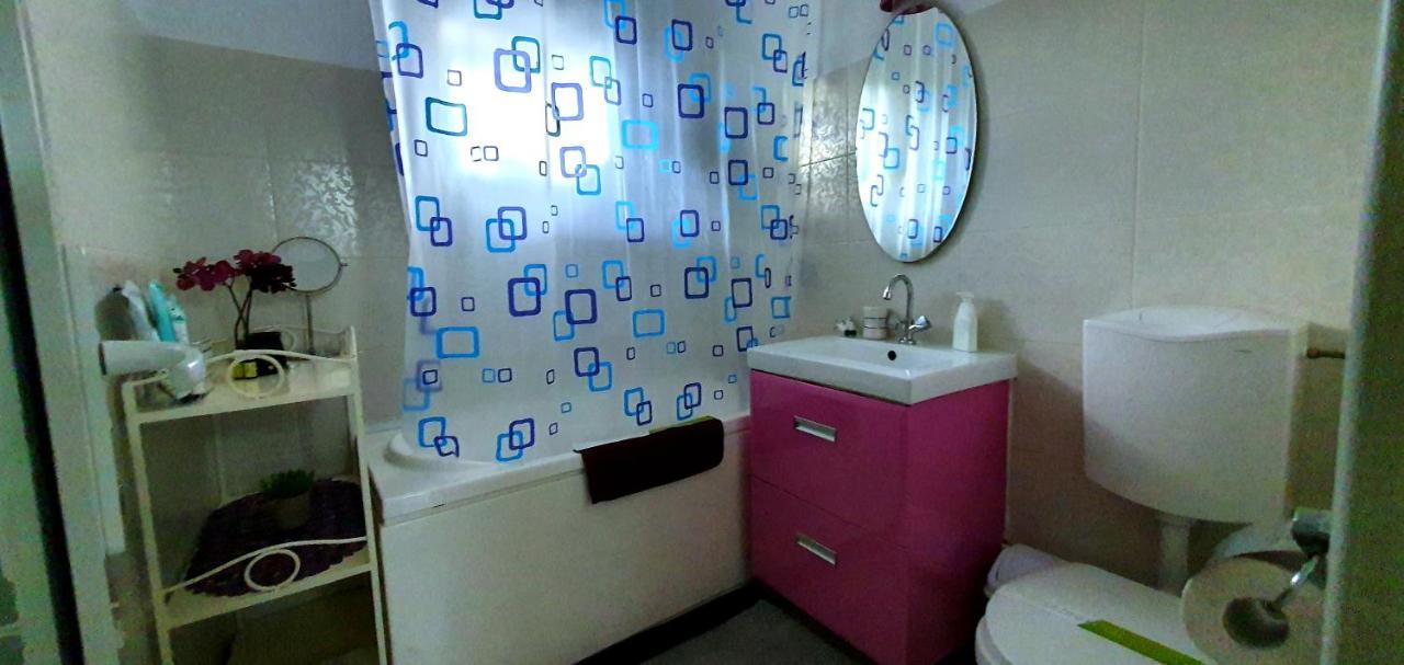 Apartment Between Parks - King Bed - - Football Field
