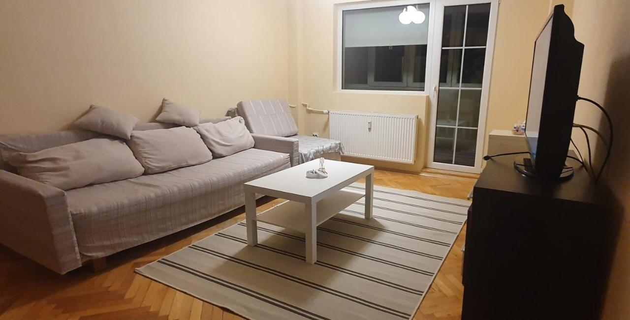 Between Parks - King Bed - - Football Field *