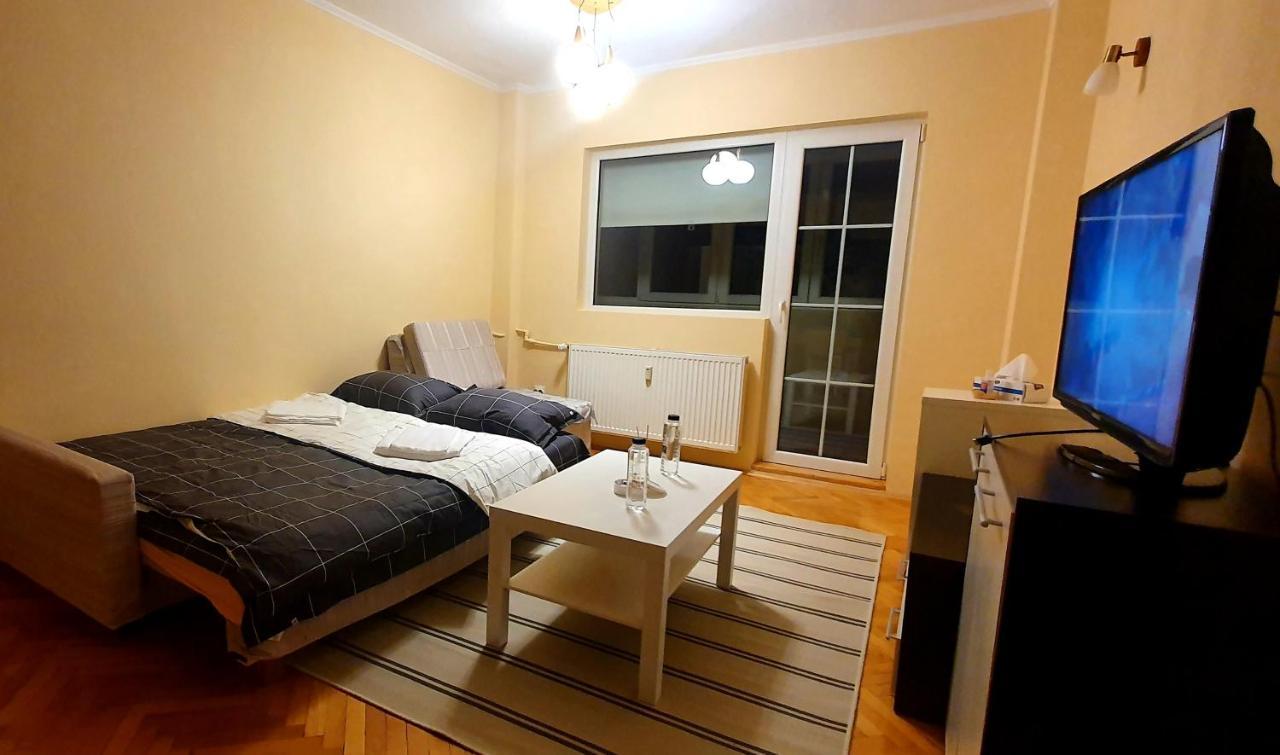 Between Parks - King Bed - - Football Field Apartment