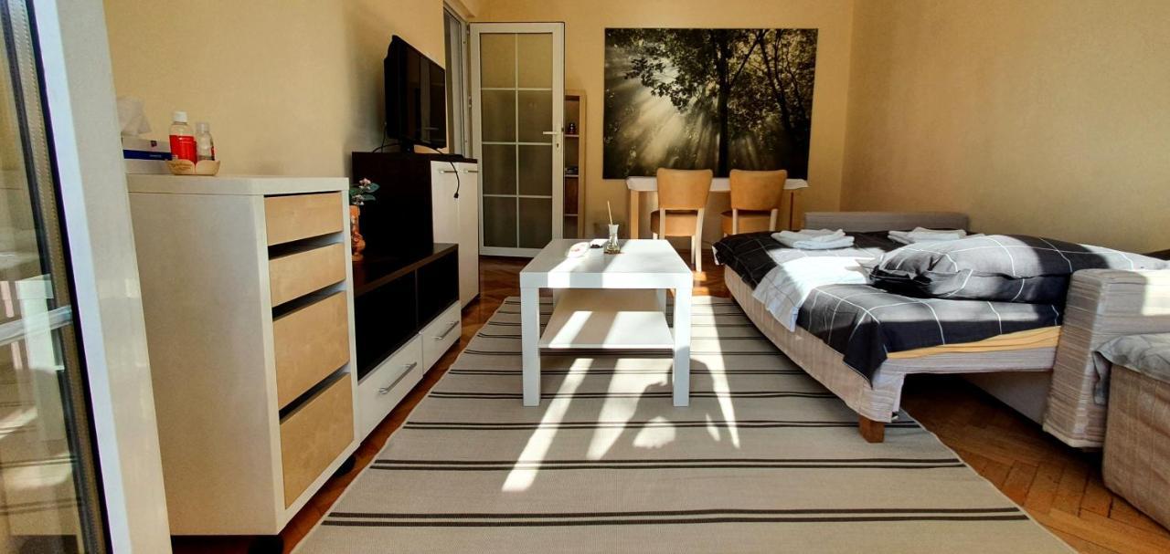 Between Parks - King Bed - - Football Field