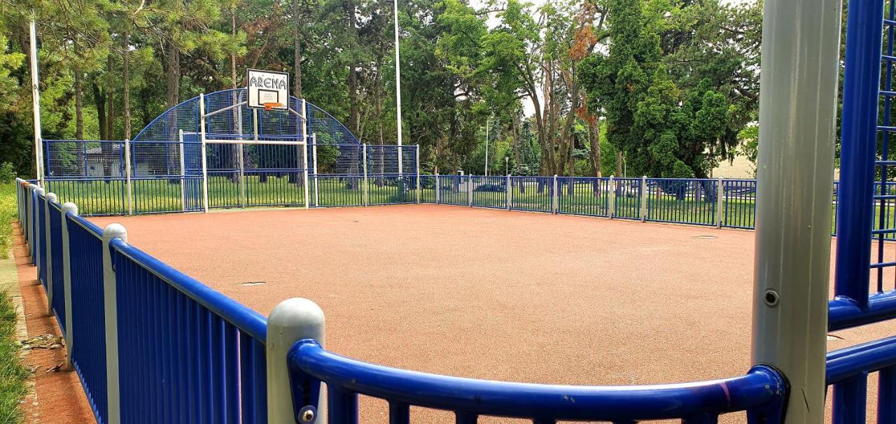 Between Parks - King Bed - - Football Field *