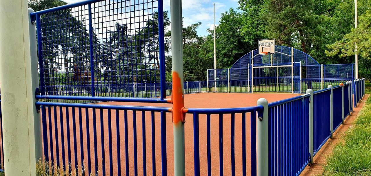 Apartment Between Parks - King Bed - - Football Field