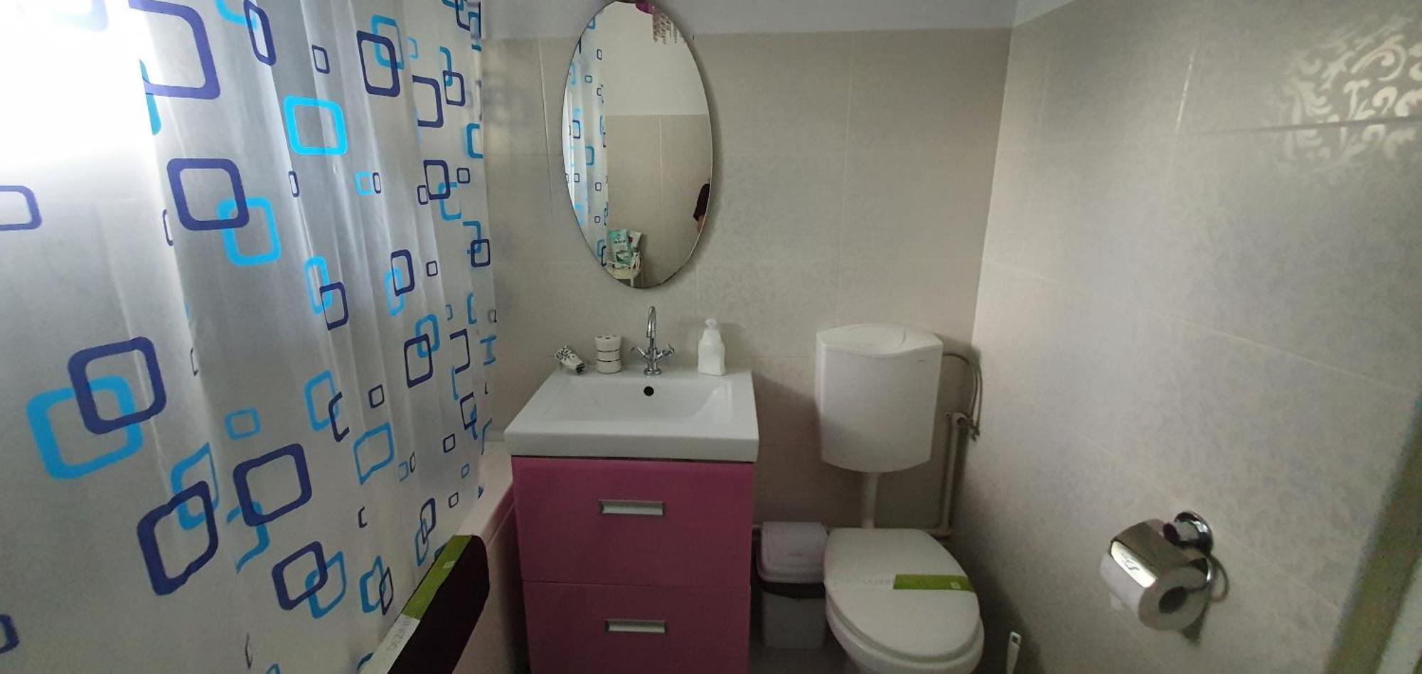 Between Parks - King Bed - - Football Field Apartment
